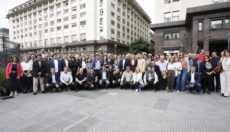 Intendentes de todo el país marcharon al Ministerio de Economía con un duro reclamo para el Gobierno