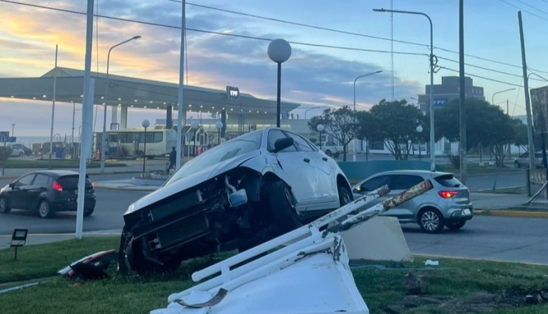 Violento siniestro vial en Río Grande: un auto terminó sobre el boulevard en Belgrano y Elcano