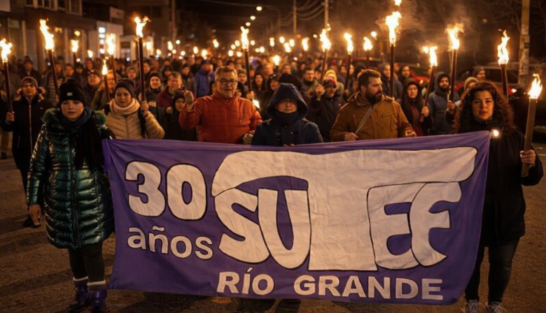 Fuerte convocatoria a marcha de antorchas: SUTEF vuelve a las calles por salario y financiamiento educativo
