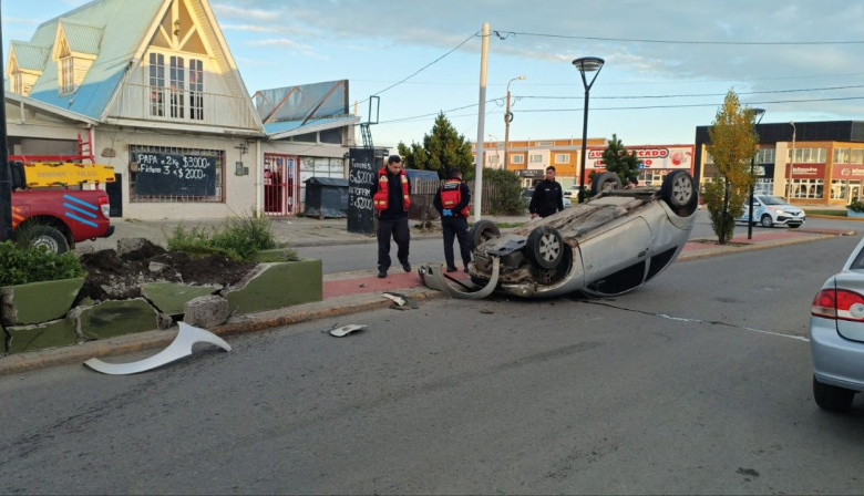 Accidente de transito con vuelco en Av. Perón: Una conductora fue trasladada al hospital