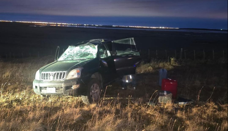 Vuelco de camioneta sobre Ruta 3