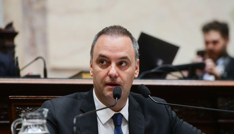 Crisis sin fin del Gobierno: ahora piden la detención de Manuel Adorni por "apretar a un testigo"