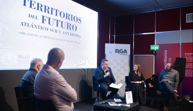 Feria del Libro: Perez instó a construir desde el sur una mirada nacional sobre los territorios estratégicos del futuro