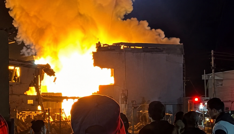 Tragedia en Santa Cruz: dos personas murieron tras una explosión e incendio en una vivienda y buscan más víctimas entre los escombros