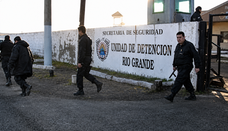 Brutal golpiza a tres detenidos dentro de la Unidad de Detención 1