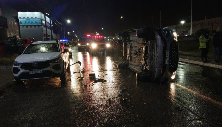 Vuelco en Río Grande tras impactar contra un vehículo estacionado