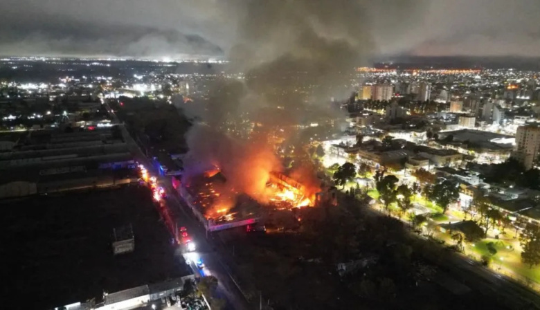 Incendio destruyó depósito de La Anónima en Cipolletti