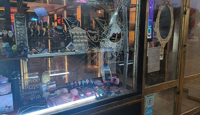 Allanan y esclarecen robo a una rockería con un sospechoso que llevaba puesto todo lo sustraído