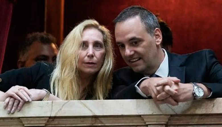 Karina analiza exiliar a Adorni y le buscan un consulado para evitar el Senado