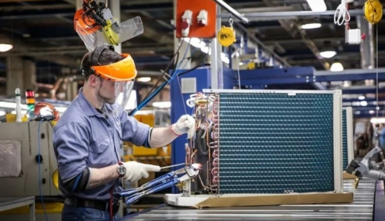 La industria volvió a caer en mayo y casi el 40% de los sectores continúa en retroceso