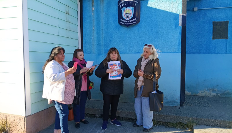 Esposas y viudas de ex policías territoriales denunciaron a la Caja de Previsión por presunta violencia económica