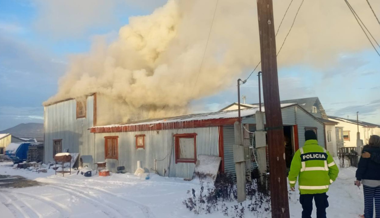 Un sobrecalentamiento en una estufa a leña provocó un incendio en una vivienda en Tolhuin