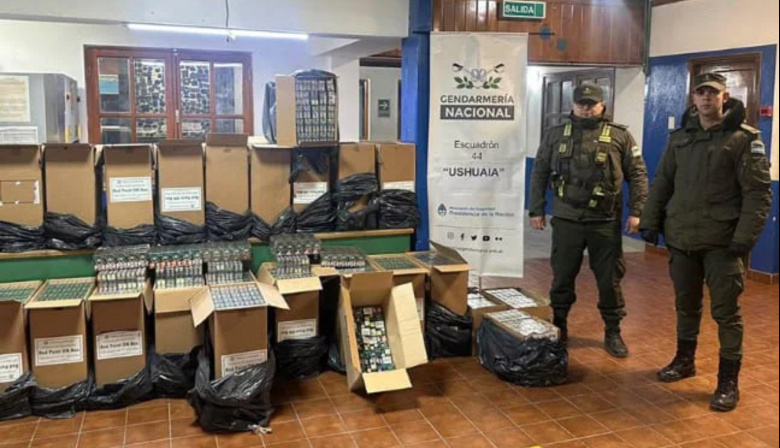 Incautan más de 11 mil atados de cigarrillos ocultos en una camioneta abandonada cerca del Hito XIII