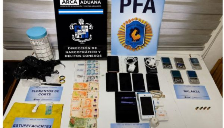 La Policía Federal secuestró drogas, un vehiculo, armas, municiones y elementos policiales