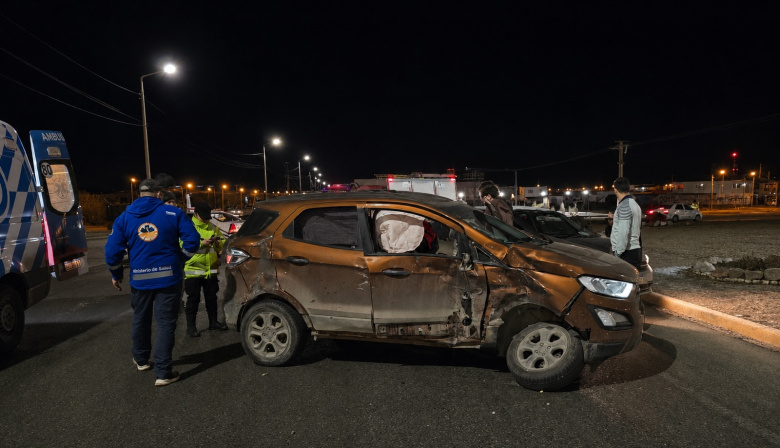 Dos jóvenes y una menor resultaron heridos tras un choque en la rotonda de Ruta 3 y Almafuerte