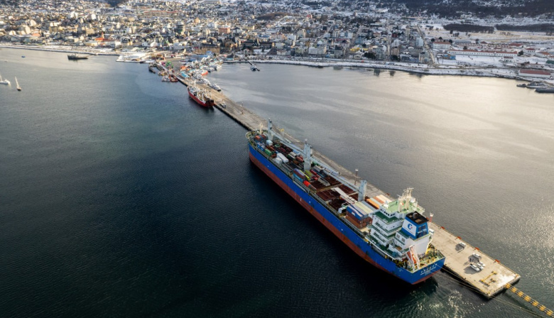 Arribó el barco con las 6200 toneladas de equipamiento para la nueva usina de Ushuaia
