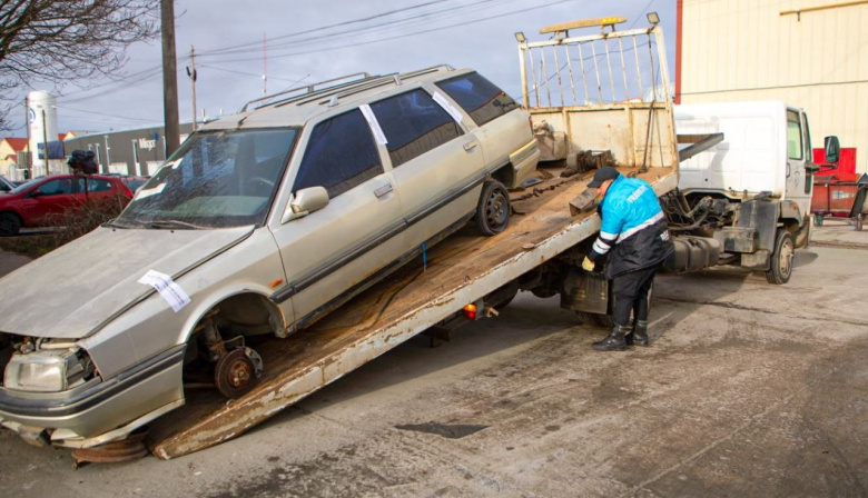 El municipio avanza con el retiro de chatarra y vehículos abandonados en la vía publica