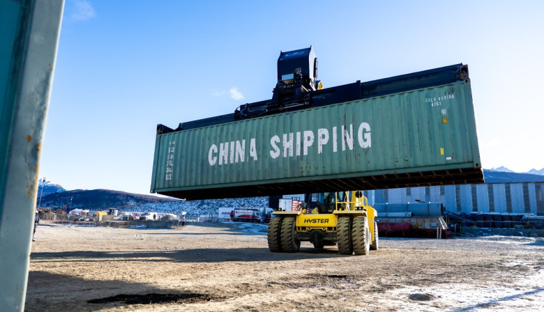 Histórico operativo: ya descargaron el 25% del equipamiento para la nueva usina de Ushuaia