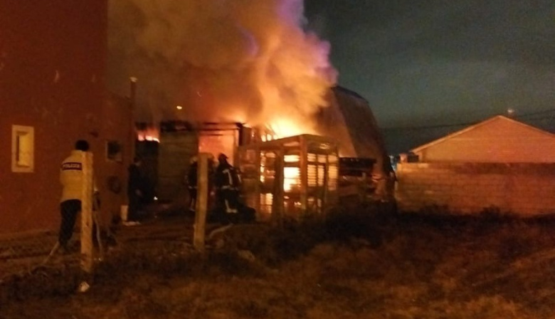 Voraz incendio consumió una casa deshabitada en la Margen Sur