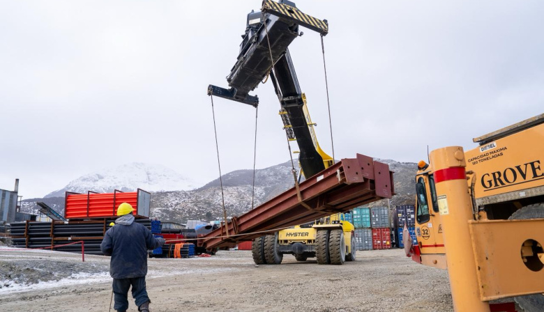 Ya fueron descargadas más de 4.500 toneladas de equipamiento para la nueva usina de Ushuaia