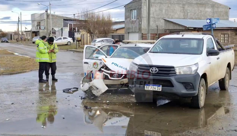 Violento choque entre un patrullero y una camioneta dejó a dos policías heridos