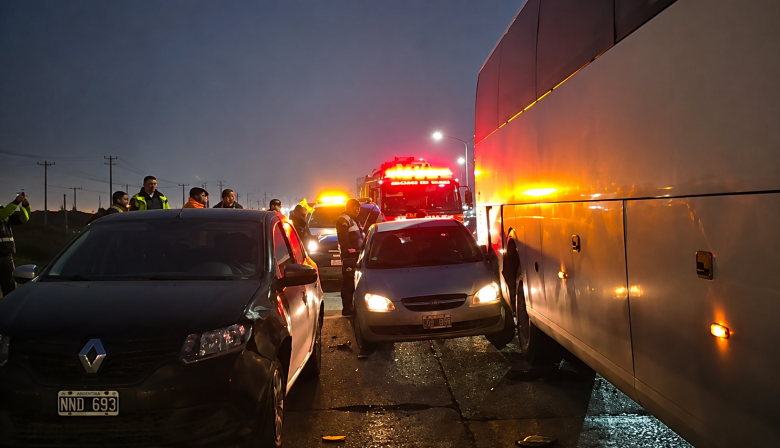 Choque entre dos autos y un colectivo dejó dos personas heridas