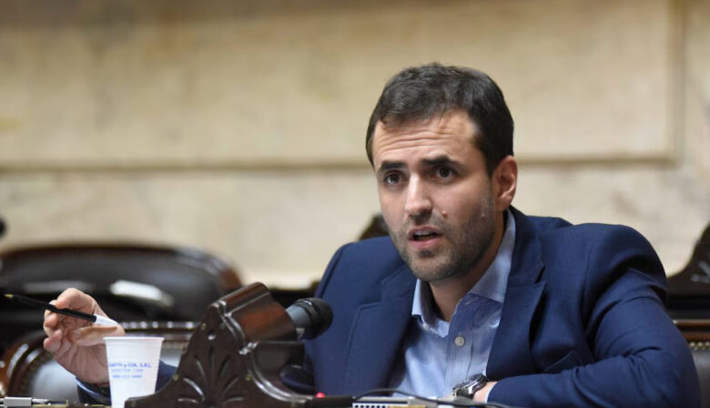 Estrada cuestionó a Milei: “Es un modelo que deja a la mayoría de los argentinos afuera”