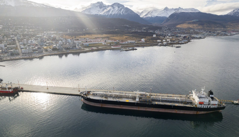 LA PROVINCIA FISCALIZA LA OPERACIÓN DE CARGA DE CRUDO A TRAVES DE LA TERMINAL MARITIMA RIO CULLEN Y CERTIFICA EL ORIGEN DE LA MERCADERIA