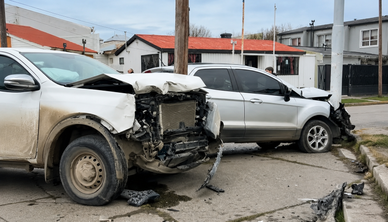 Fuerte choque entre dos vehículos en Río Grande: una mujer fue trasladada al hospital