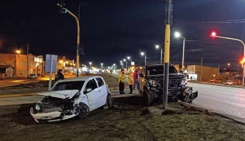 Colisión en Schweitzer y Ruta 3: tres personas fueron trasladadas al hospital