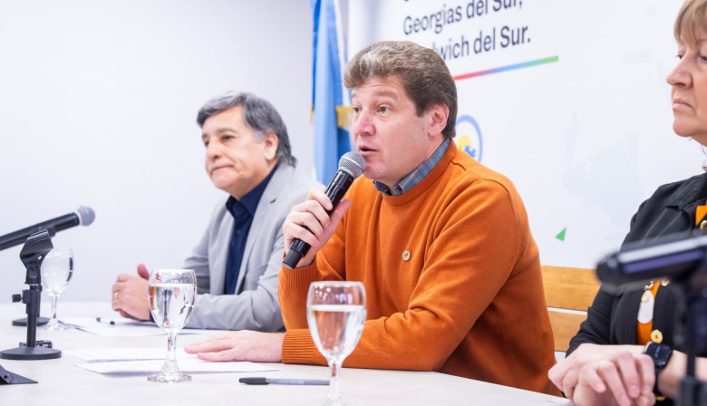 “Las medidas de hoy son reales, concretas y viables para mitigar el endeudamiento que ha consumido el salario de las familias"