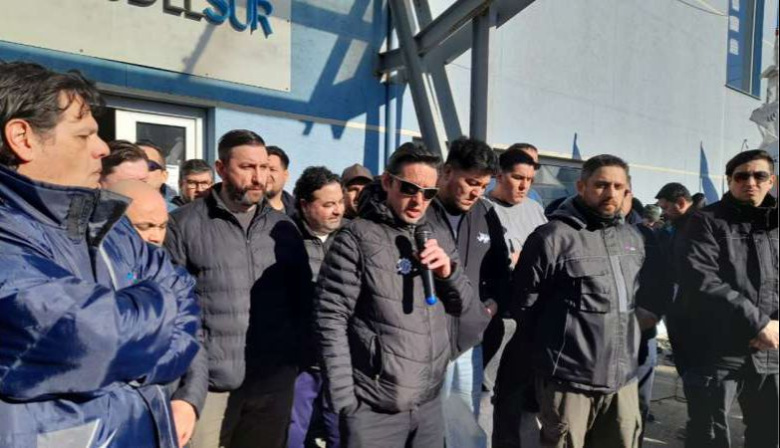 Después de 188 días, los trabajadores de Aires del Sur entregaron la planta a Athuel