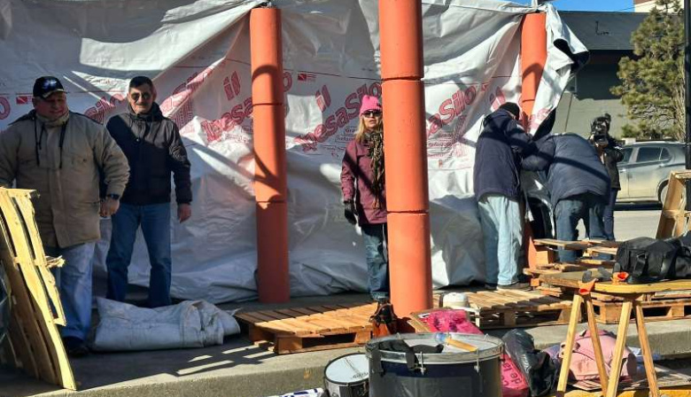 Retirados de la Policía Territorial instalaron una carpa de protesta frente a la Jefatura
