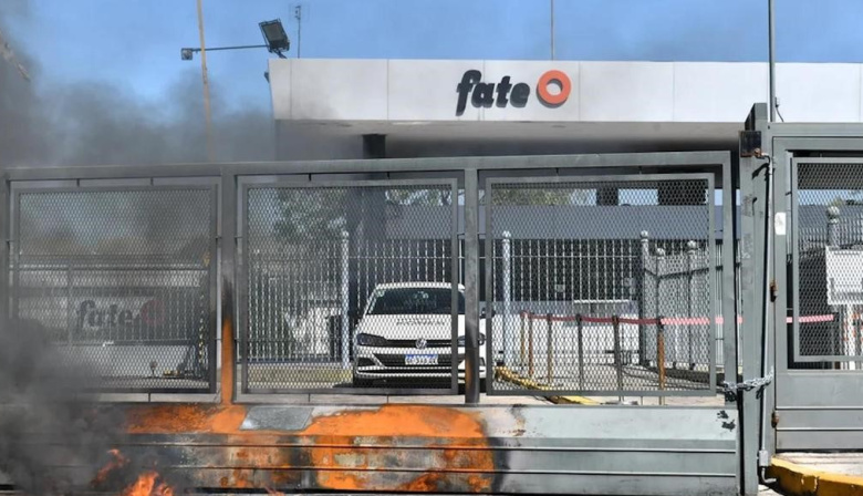 La Justicia ordenó desalojar la planta de FATE y crece la protesta de los trabajadores