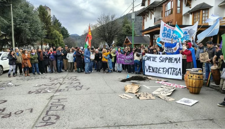 Escrache en San Martín de los Andes a los Jueces de la Corte Suprema: hubo un fuerte operativo