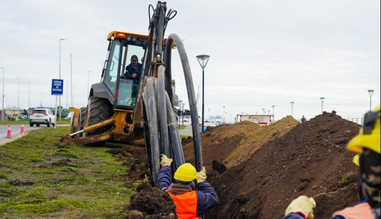 EL MUNICIPIO TRABAJA EN LA EXTENSIÓN DE LAS REDES DE AGUA Y GAS DEL EDIFICIO DE LA DIGNIDAD