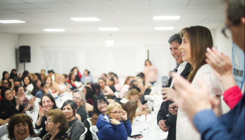La senadora López y el legislador Pino encabezaron un emotivo agasajo a las madres de Ushuaia