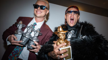 Entre besos, abrazos y gritos, Ca7riel & Paco Amoroso festejaron el Gardel de Oro: “Siempre fuimos amigos y apostamos a esto”