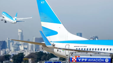 Aerolíneas Argentinas aplicará un recargo en los pasajes por la suba del petróleo
