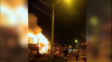 Voraz incendio destruyó una vivienda en Margen Sur por el recalentamiento de un tiraje