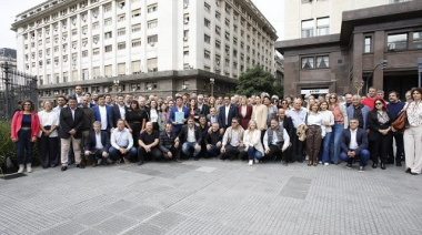 Intendentes de todo el país marcharon al Ministerio de Economía con un duro reclamo para el Gobierno