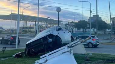 Violento siniestro vial en Río Grande: un auto terminó sobre el boulevard en Belgrano y Elcano