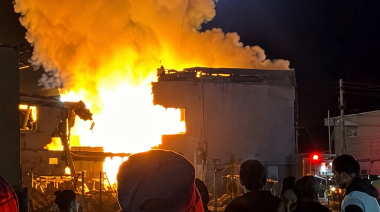Tragedia en Santa Cruz: dos personas murieron tras una explosión e incendio en una vivienda y buscan más víctimas entre los escombros