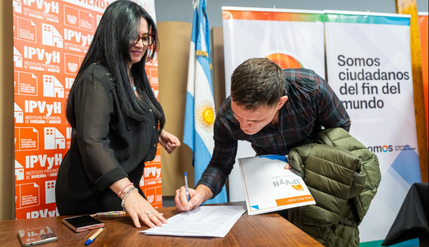 “Con cada terreno entregado reafirmamos el compromiso con el arraigo, la identidad y el desarrollo de nuestra provincia"