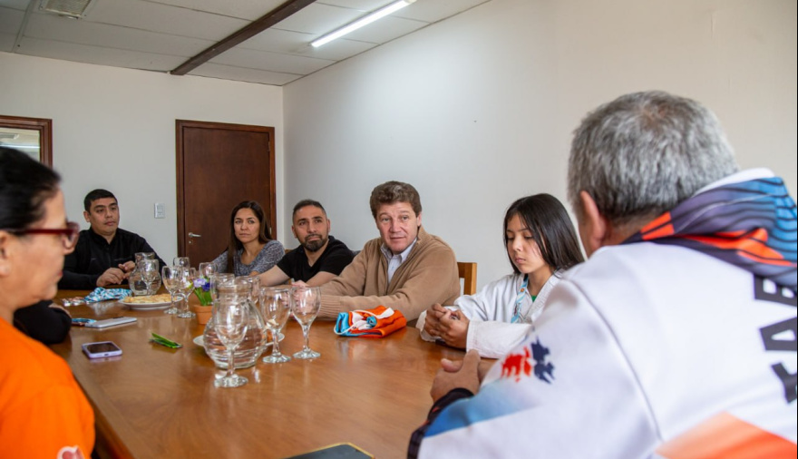 El gobernador Melella se reunió con deportistas de tolhuin que compitieron en el World Championship de Taekwondo