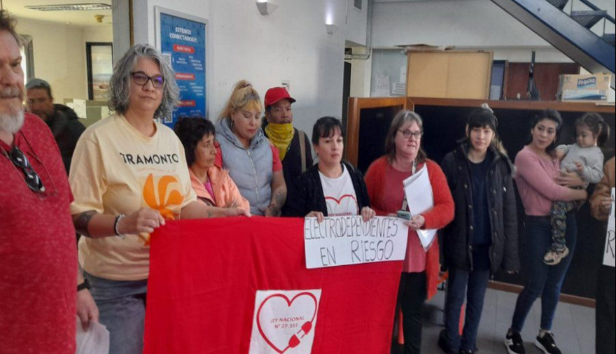 Familiares y pacientes electrodependientes se presentaron en la OSEF