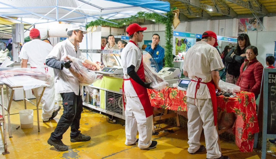 Precios accesibles para las fiestas en el Mercado Navideño