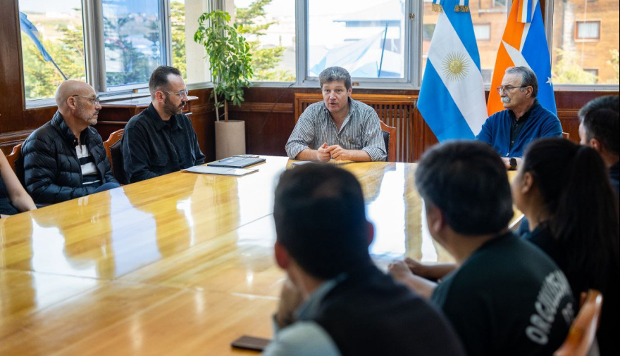 Gobernador Melella se reunió con gremios portuarios detalló las acciones para revertir la intervención en puerto de Ushuaia