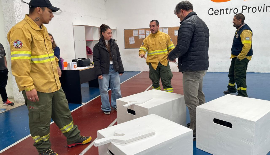 Brigadistas de incendios forestales entregaron material deportivo al CEPAR en Rio Grande