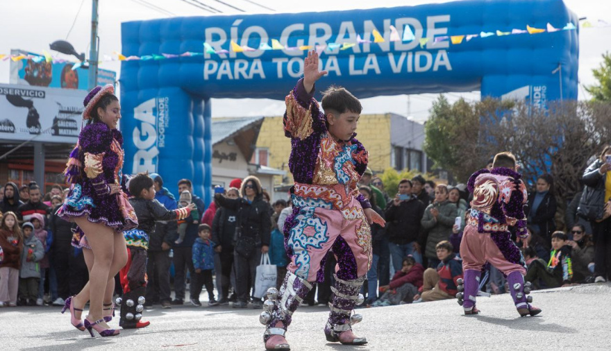 RÍO GRANDE SE VISTIÓ DE CARNAVAL CON MÁS DE 500 ARTISTAS DE LA PROVINCIA